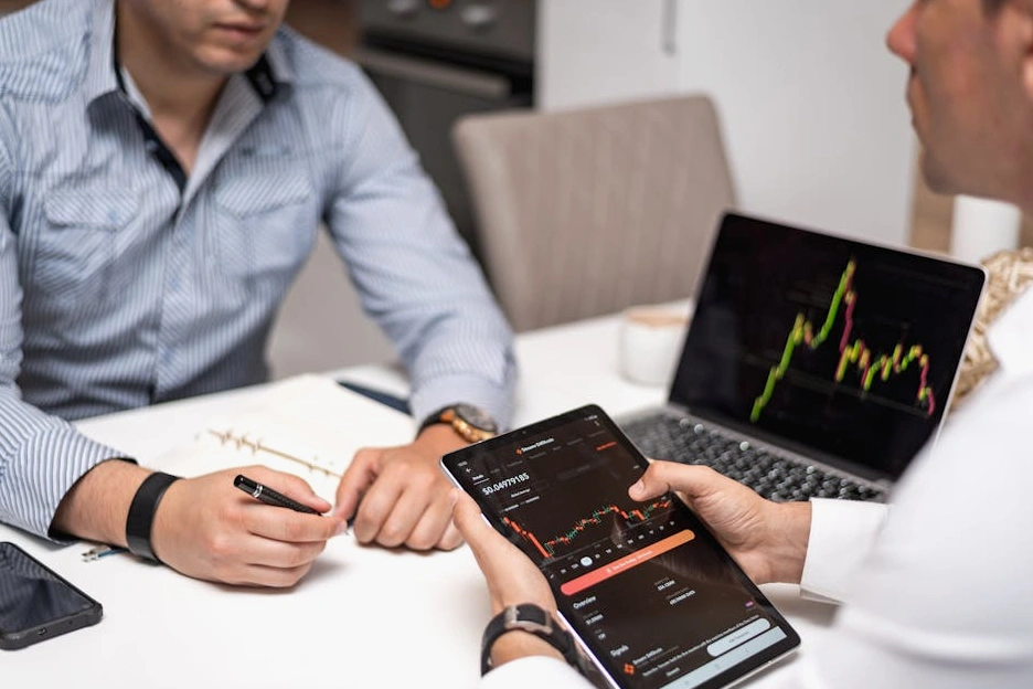 Uomo che analizza dati su tablet